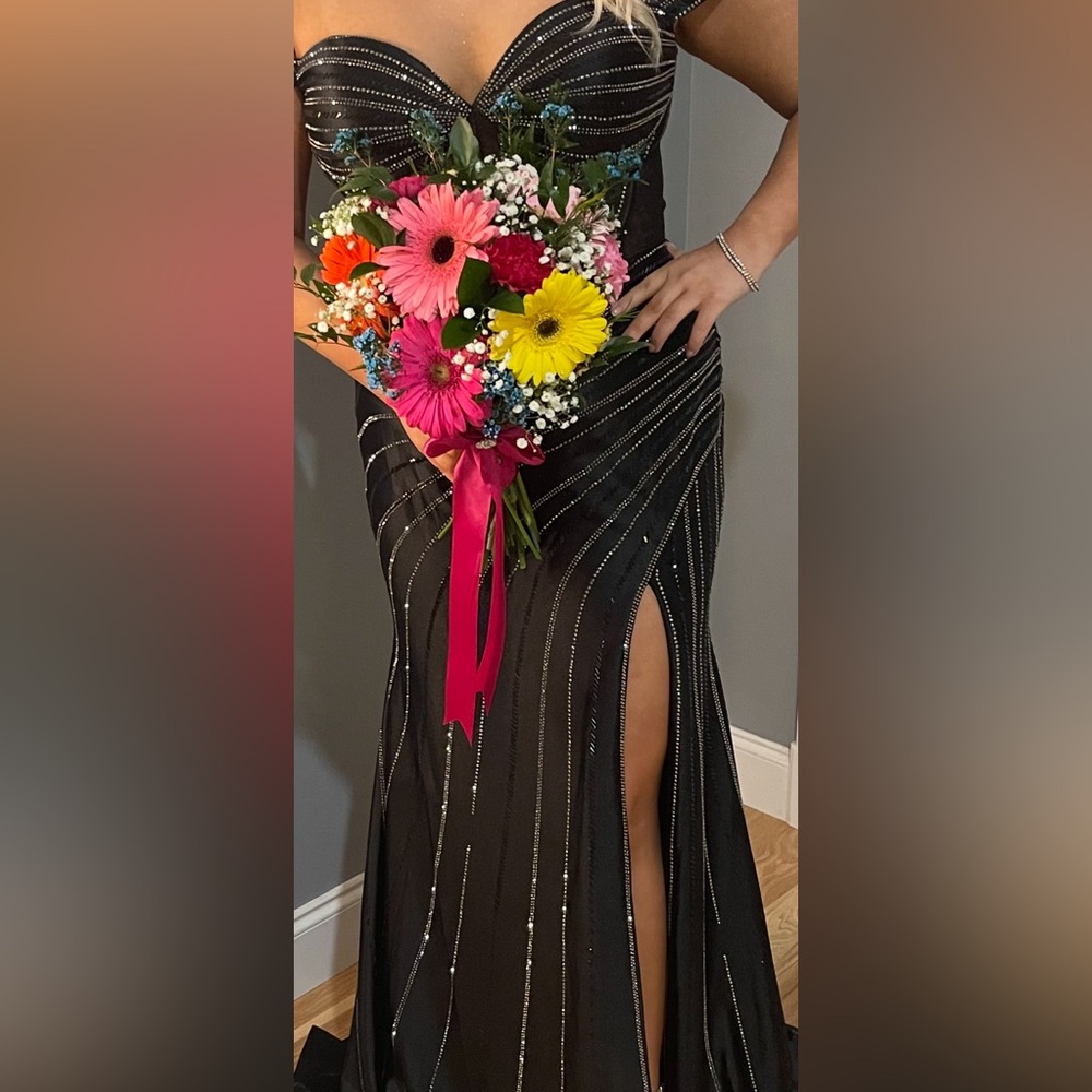 Ellie Wilde Elegant Black Gown with Silver Accents - Picture 13 of 16